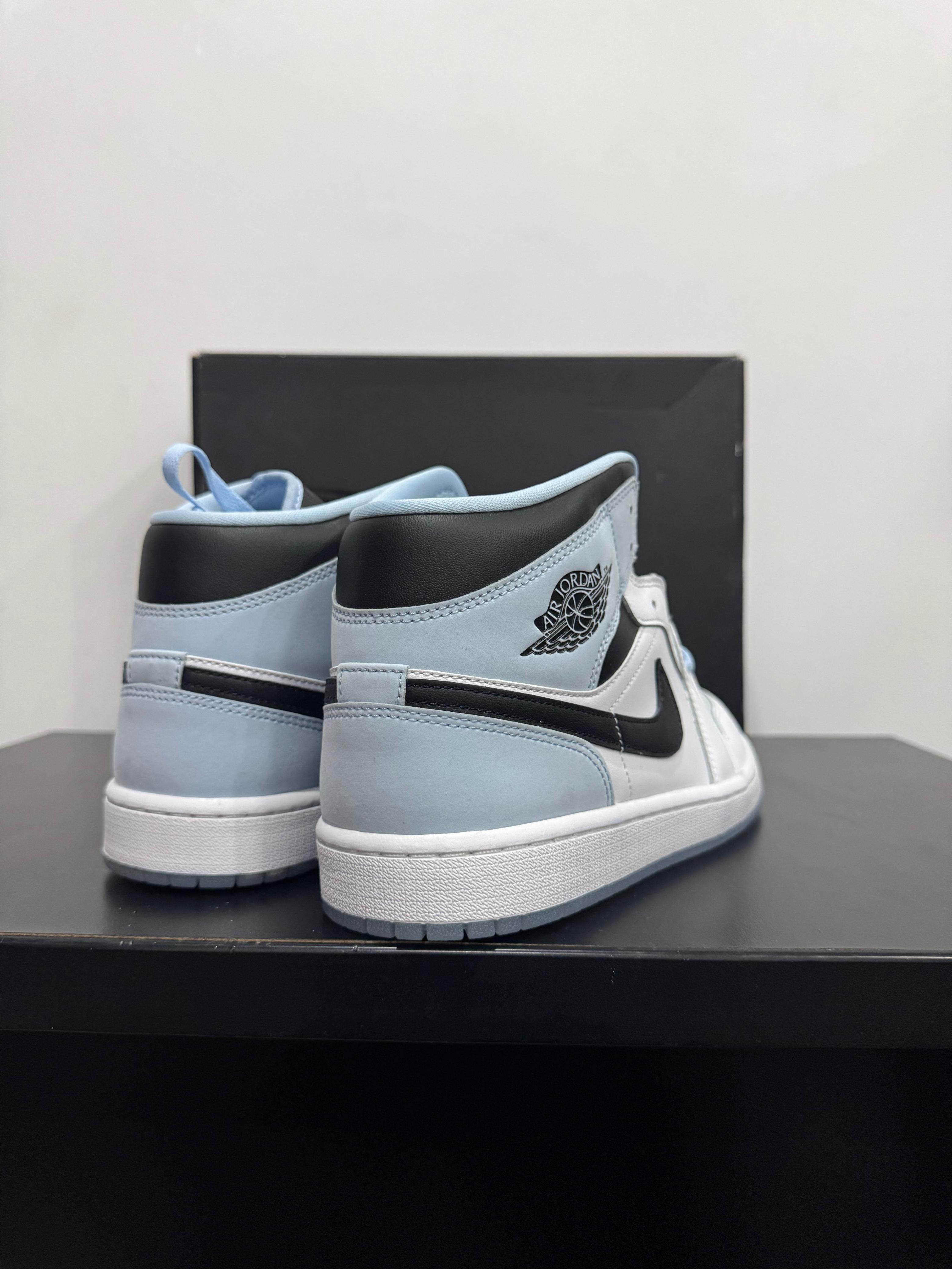 Jordan 1 Mid SE Blue Ice