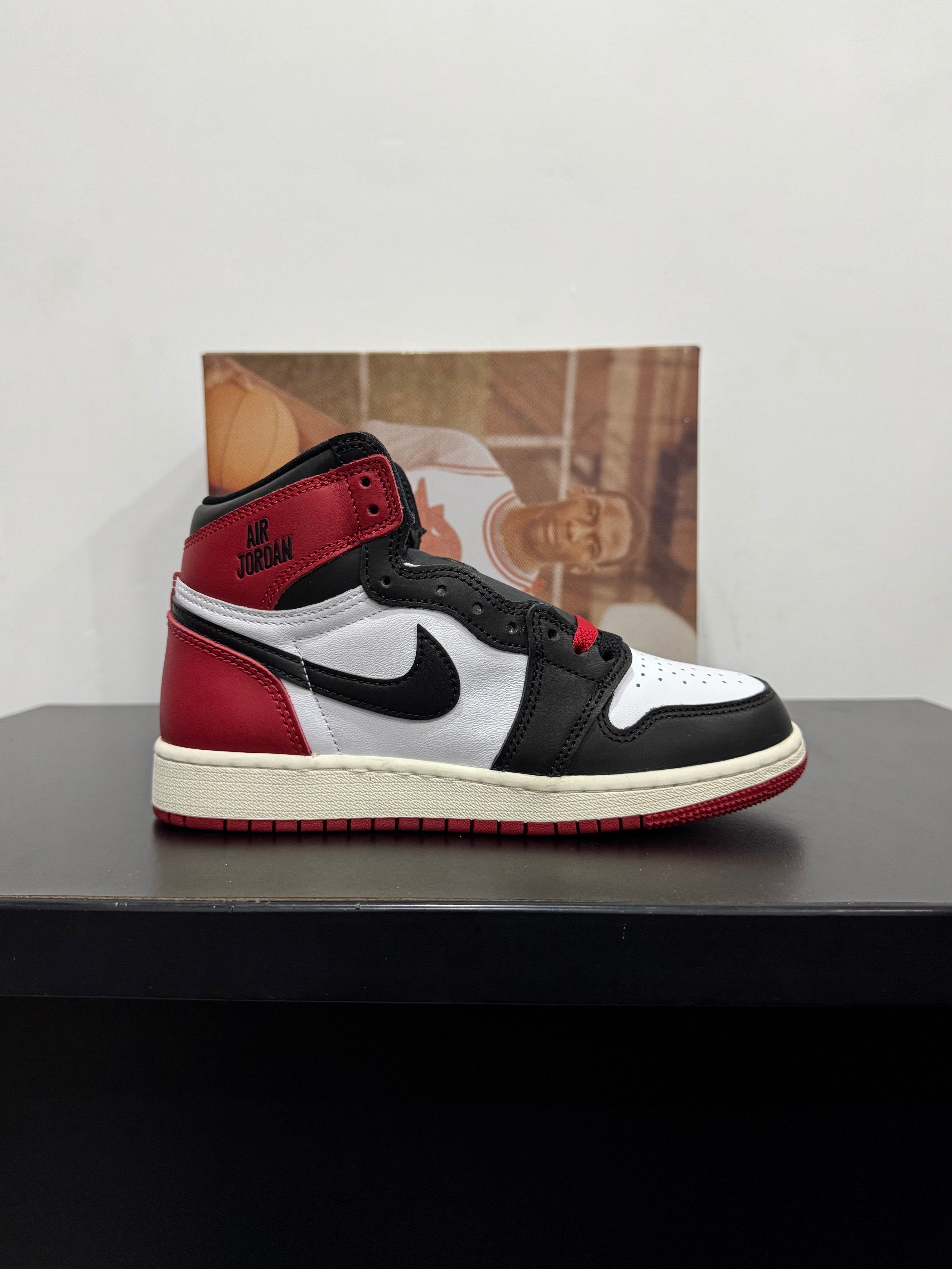 Jordan 1 Retro High OG Black toe Remaigened