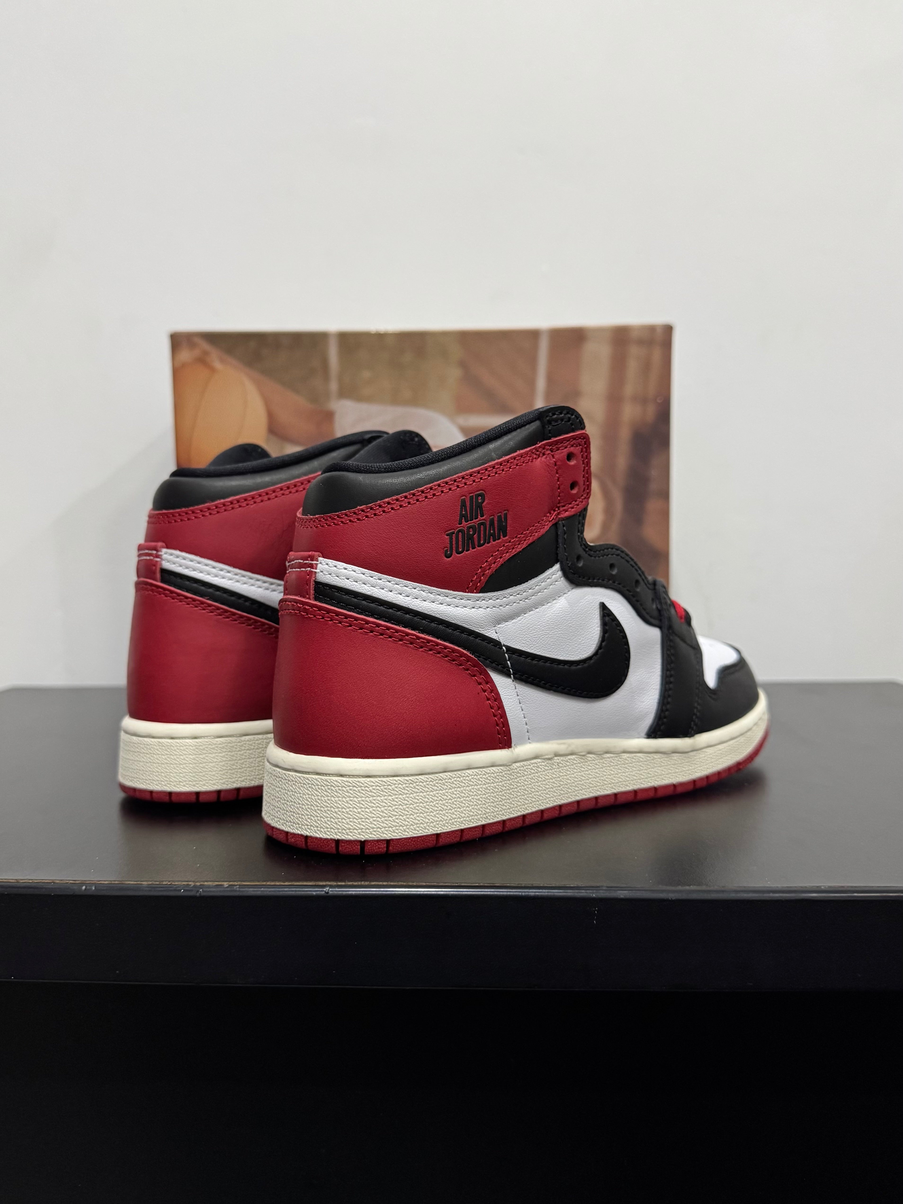 Jordan 1 Retro High OG Black toe Remaigened