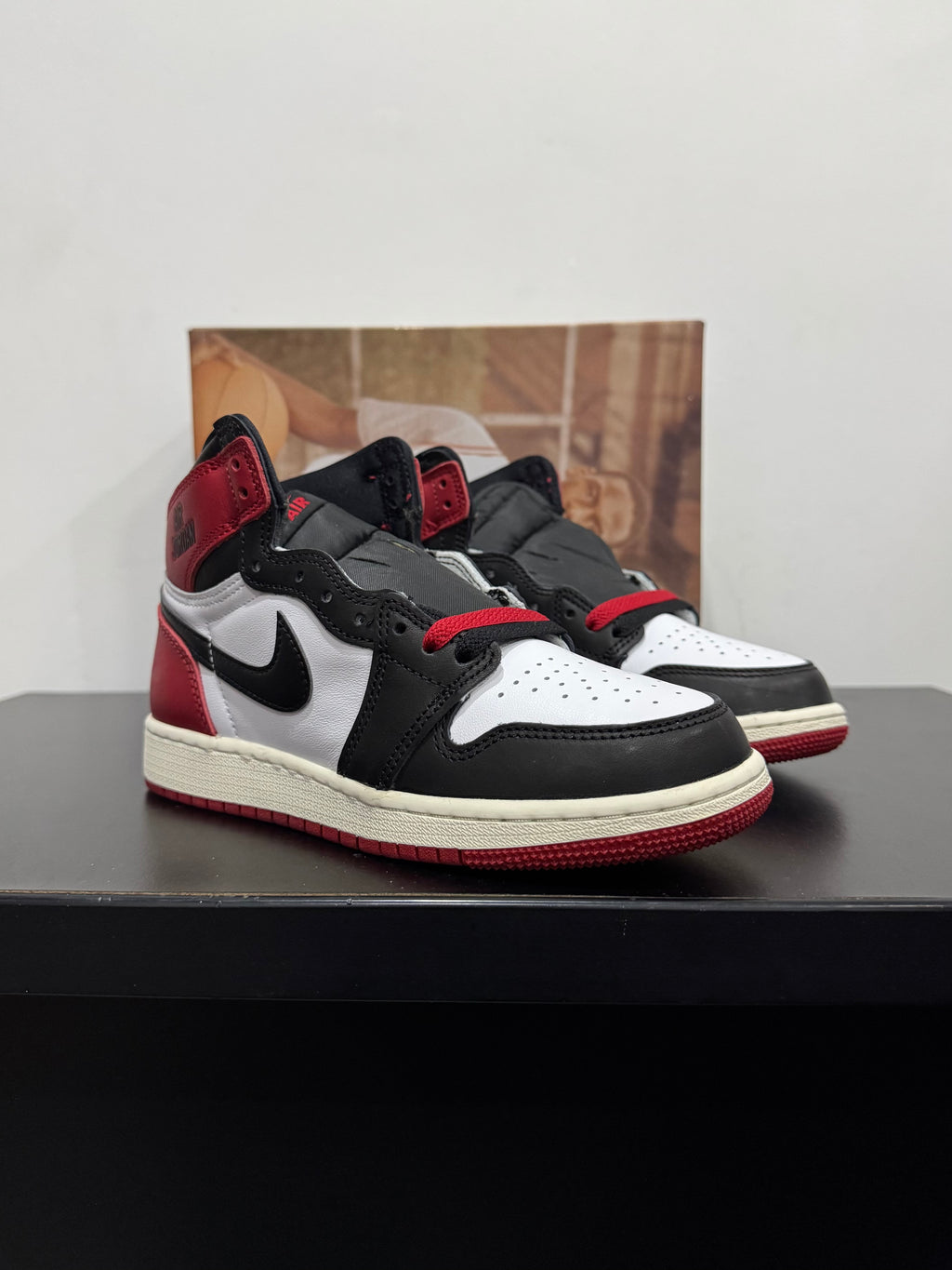 Jordan 1 Retro High OG Black toe Remaigened